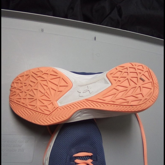 I am selling under armour basketball shoes - Picture 3 of 4